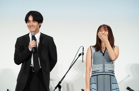 左から赤楚衛二、上白石萌歌