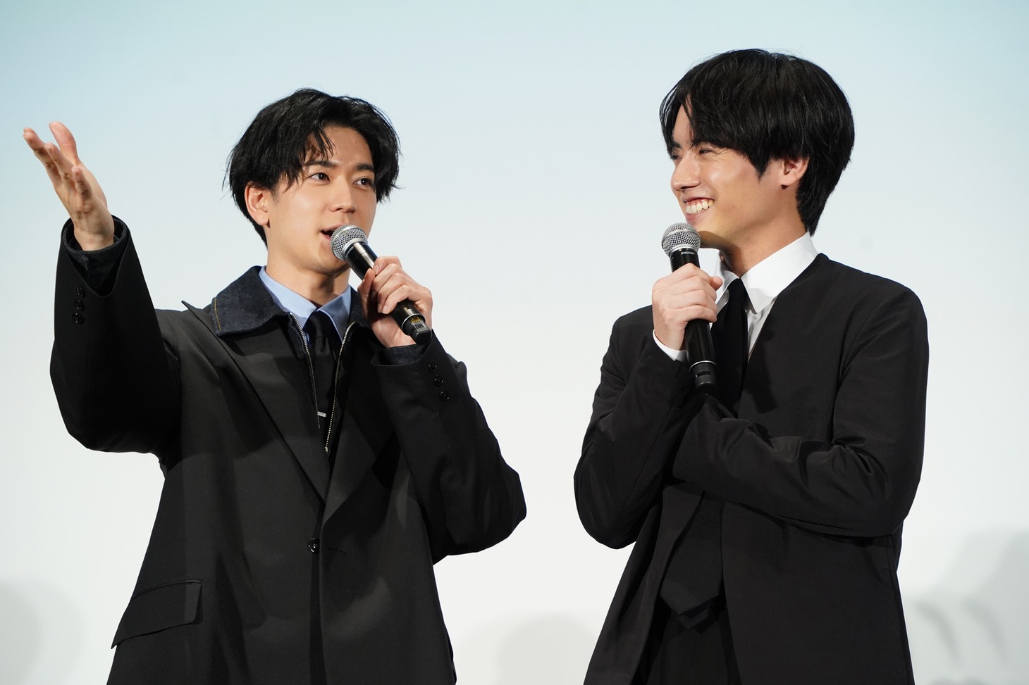 左から中島裕翔、赤楚衛二