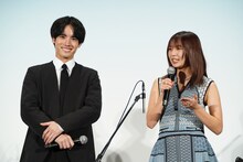 左から赤楚衛二、上白石萌歌