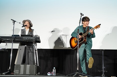 HYによるミニライブの様子