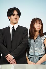 左から赤楚衛二、上白石萌歌