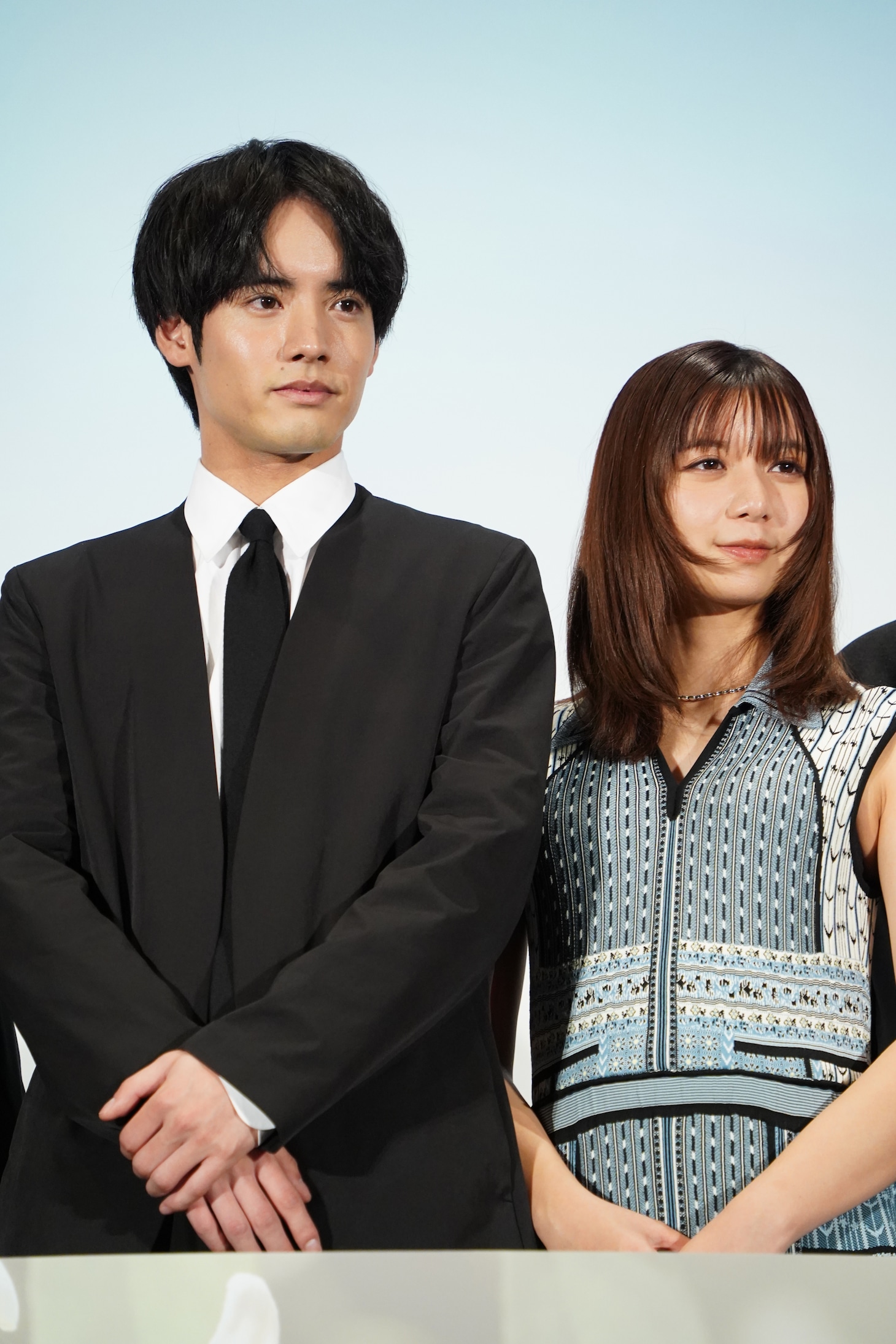 左から赤楚衛二、上白石萌歌