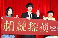 左から桜田ひより、赤楚衛二、矢本悠馬