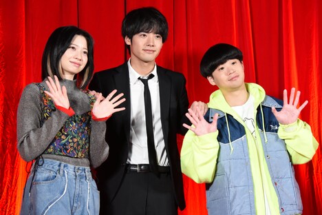 左から桜田ひより、赤楚衛二、矢本悠馬