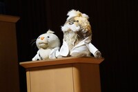 劇中に登場するドクターKと助手のQ太