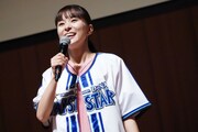 横浜DeNAベイスターズのユニフォームを羽織ってゲームに挑んだ芳根京子