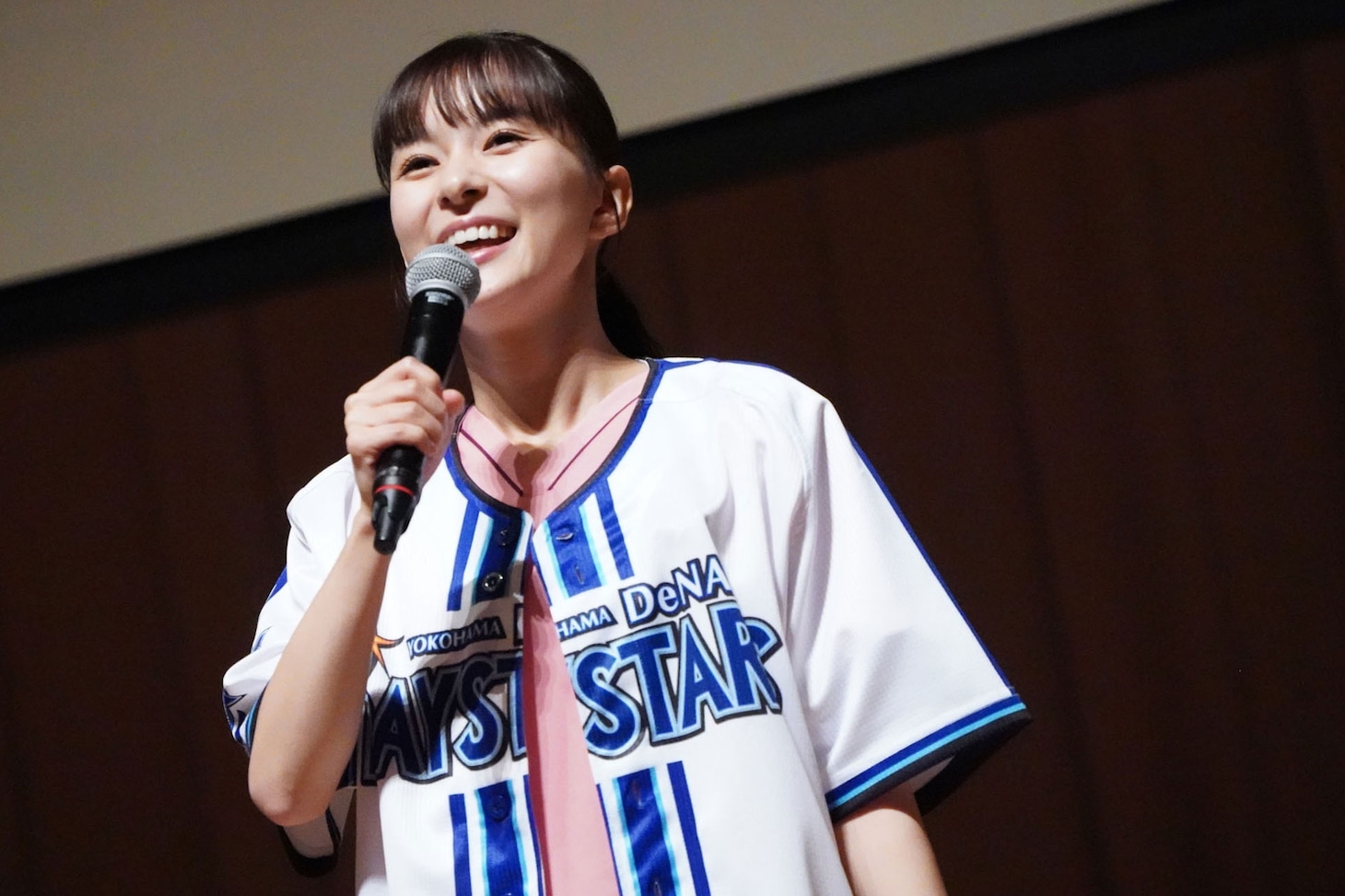 横浜DeNAベイスターズのユニフォームを羽織ってゲームに挑んだ芳根京子