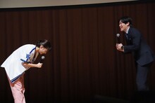 ゲームコーナーの実況を担当したTBSアナウンサー・南波雅俊（右）に挨拶する芳根京子（左）