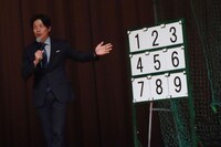 ゲームの説明をするTBSアナウンサー・南波雅俊