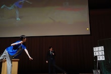 投球する高橋ひかる