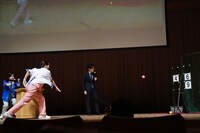 投球する芳根京子