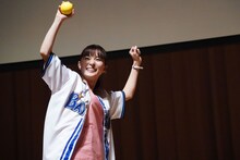 ガッツポーズを決める芳根京子