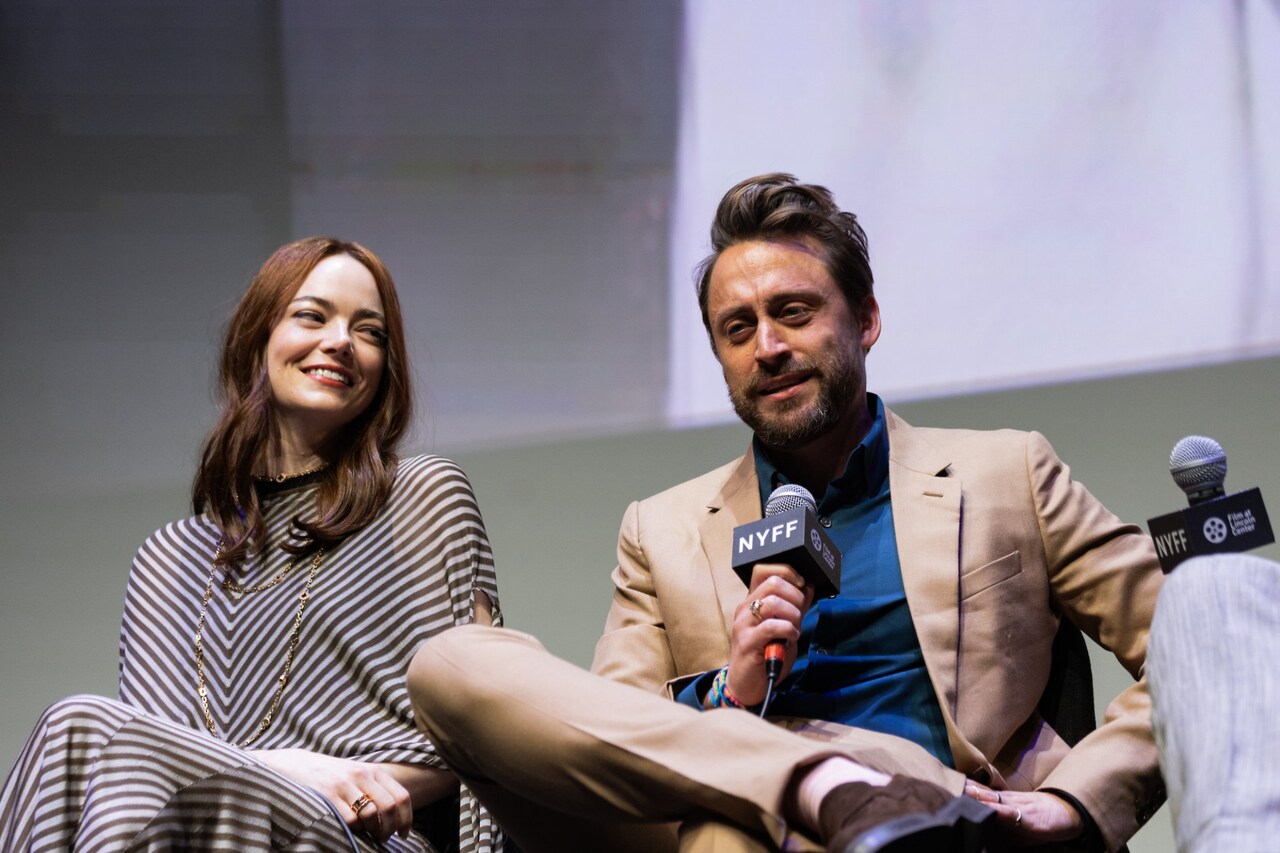 エマ・ストーンがプロデュース作「リアル・ペイン」の魅力を語る特別映像