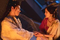 左からゴン・ジュン（龔俊）演じる東方月初（とうほうげっしょ）、ヤン・ミー（楊冪）演じる塗山紅紅（とざんこうこう）