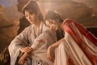 左からゴン・ジュン（龔俊）演じる東方月初（とうほうげっしょ）、ヤン・ミー（楊冪）演じる塗山紅紅（とざんこうこう）