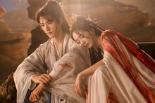 左からゴン・ジュン（龔俊）演じる東方月初（とうほうげっしょ）、ヤン・ミー（楊冪）演じる塗山紅紅（とざんこうこう）