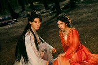 左からゴン・ジュン（龔俊）演じる東方月初（とうほうげっしょ）、ヤン・ミー（楊冪）演じる塗山紅紅（とざんこうこう）