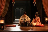 左からゴン・ジュン（龔俊）演じる東方月初（とうほうげっしょ）、ヤン・ミー（楊冪）演じる塗山紅紅（とざんこうこう）