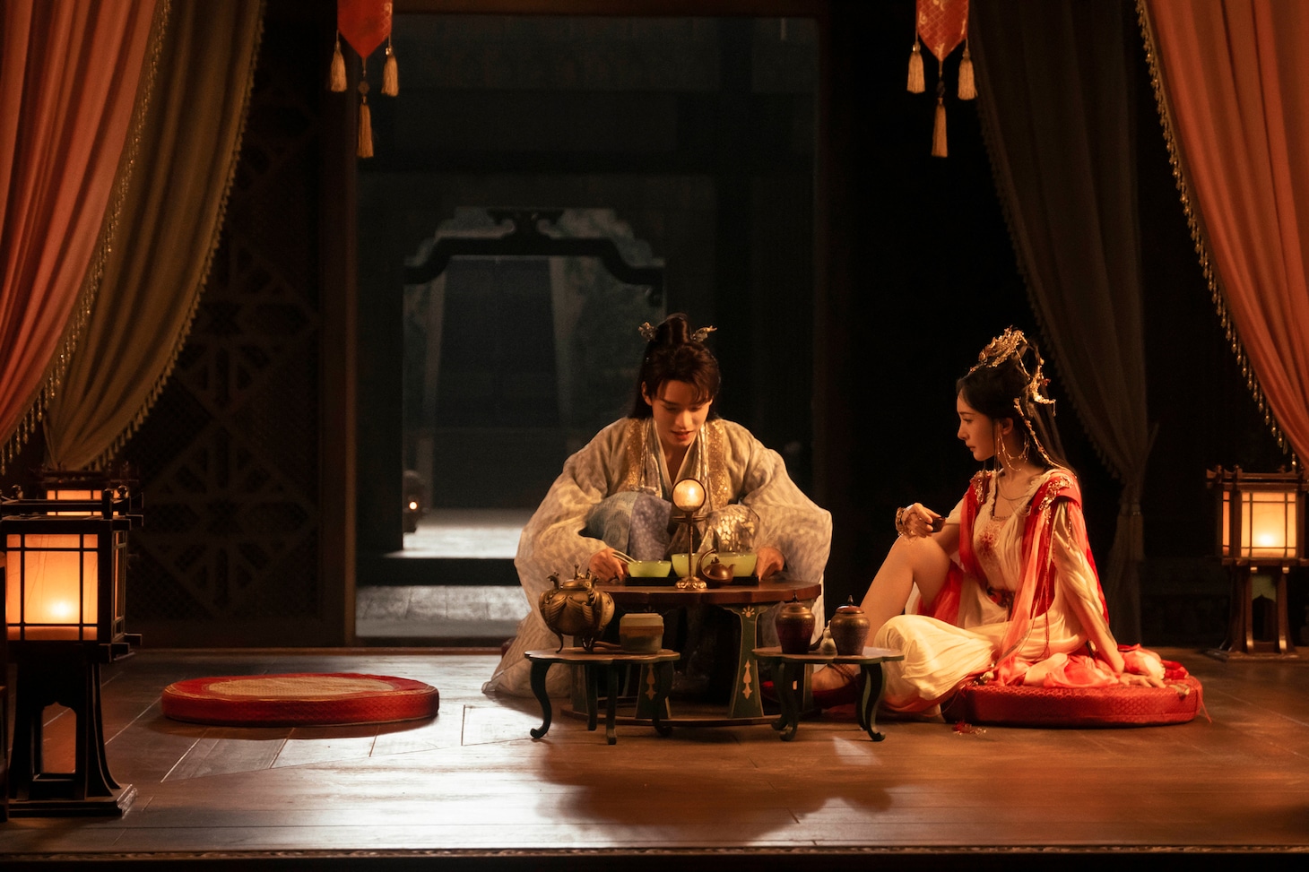 左からゴン・ジュン（龔俊）演じる東方月初（とうほうげっしょ）、ヤン・ミー（楊冪）演じる塗山紅紅（とざんこうこう）