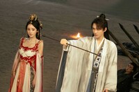 左からヤン・ミー（楊冪）演じる塗山紅紅（とざんこうこう）、ゴン・ジュン（龔俊）演じる東方月初（とうほうげっしょ）