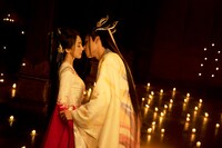 中国ドラマ「恋狐妖伝～ファースト・ラブ～」より、左からヤン・ミー（楊冪）演じる塗山紅紅（とざんこうこう）、ゴン・ジュン（龔俊）演じる東方月初（とうほうげっしょ）