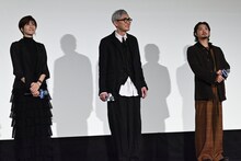 左から内田有紀、松重豊、磯村勇斗。