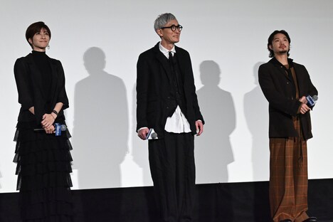 左から内田有紀、松重豊、磯村勇斗。