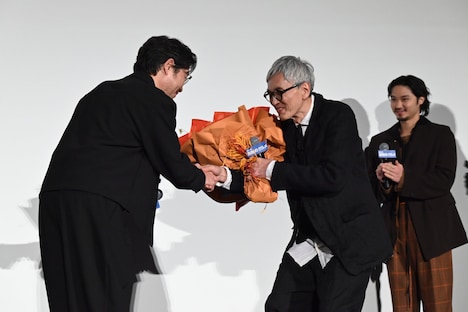 松重豊（右）に花束を渡すユ・ジェミョン（左）