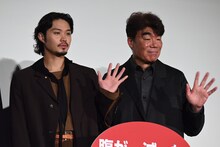 左から磯村勇斗、村田雄浩