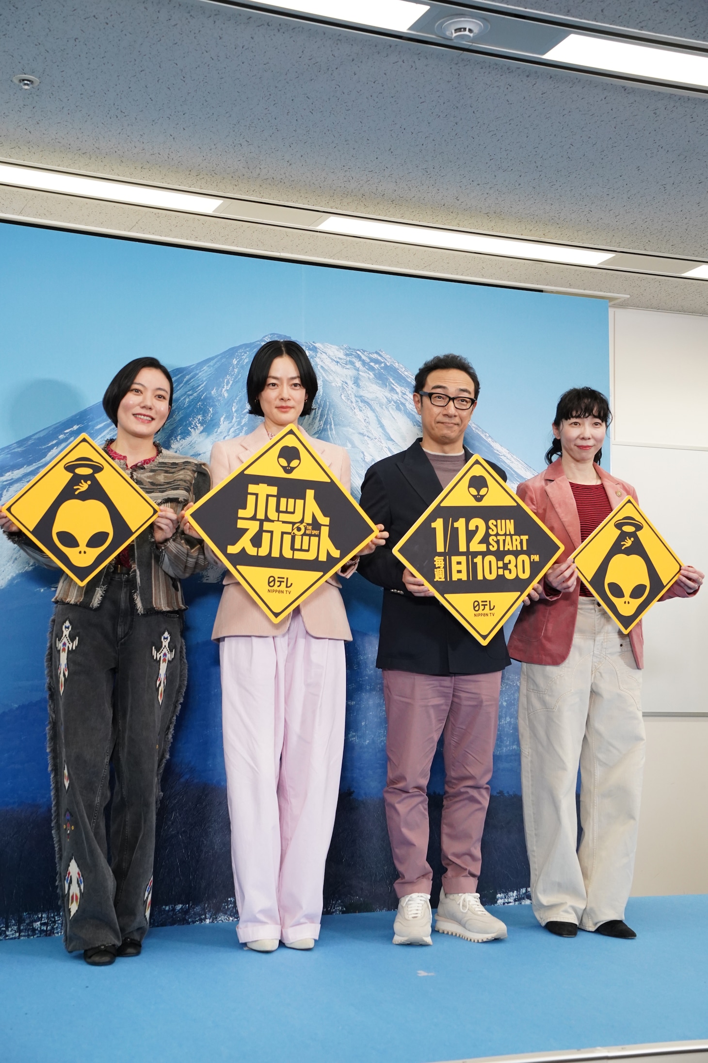 日曜ドラマ「ホットスポット」制作発表会見より、左から鈴木杏、市川実日子、角田晃広、平岩紙