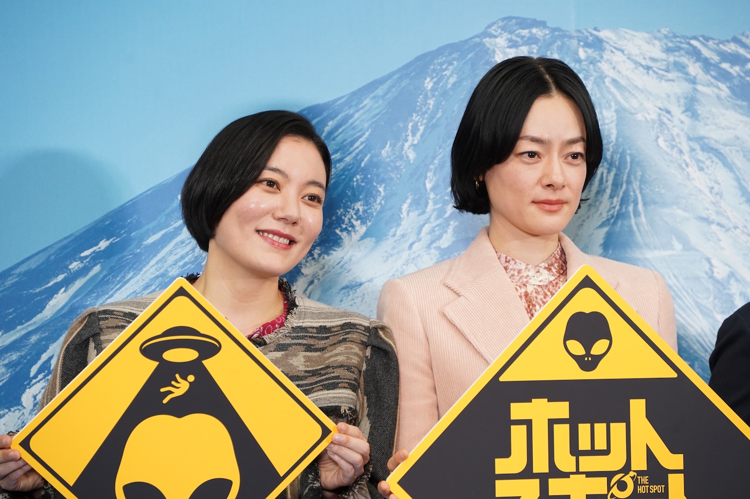 日曜ドラマ「ホットスポット」制作発表会見より、左から鈴木杏、市川実日子