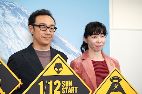 日曜ドラマ「ホットスポット」制作発表会見より、左から角田晃広、平岩紙