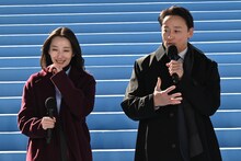 山本耕史（右）の冗談に笑う波瑠（左）