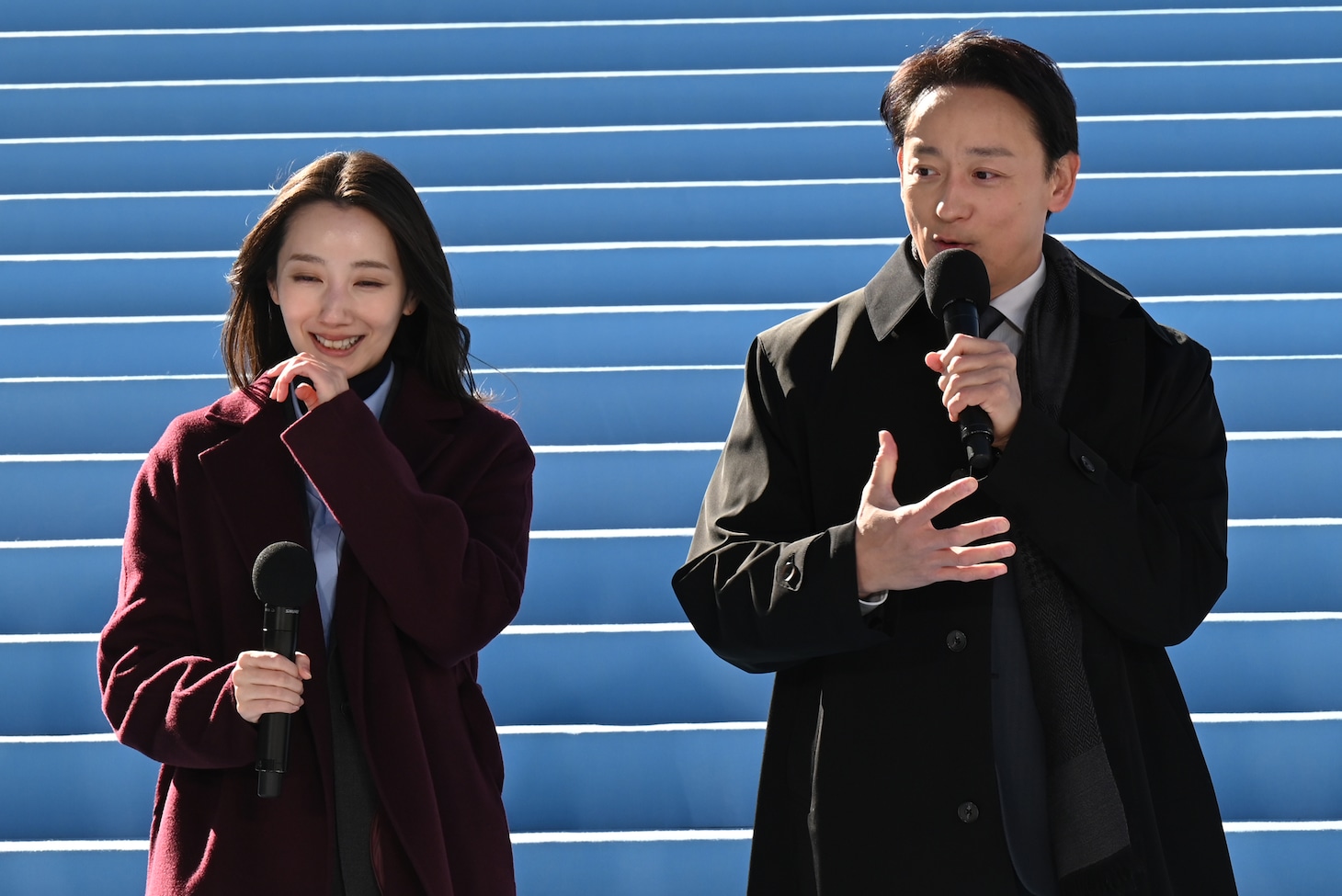 山本耕史（右）の冗談に笑う波瑠（左）