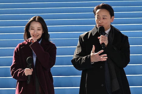 山本耕史（右）の冗談に笑う波瑠（左）