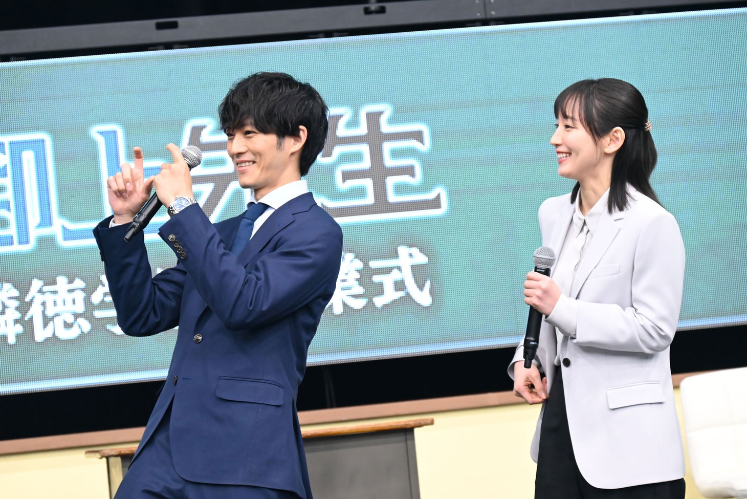 ジェスチャーで生徒たちを撮影する松坂桃李（左）