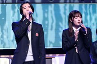 歌唱披露する森愁斗（左）、吉柳咲良（右）