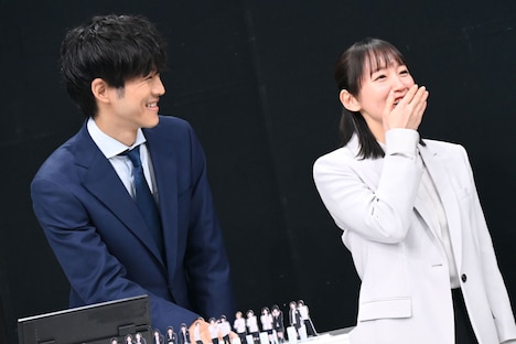 生徒役キャストの歌唱に感激する吉岡里帆（右）