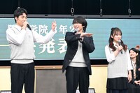 3人の背の高さが「スマホの電波みたい」と言われ、「バリ3です！」と答える八村倫太郎（左）