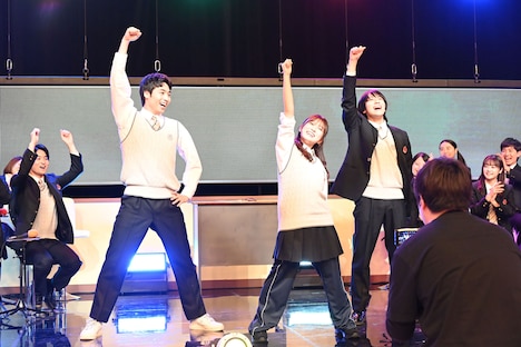 最後のポーズを決める八村倫太郎（左）、矢吹奈子（中央）、山下幸輝（右）