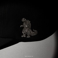 「GODZILLA | CA4LA CAP（BLACK）」（税込1万5400円）のワンポイント刺繍