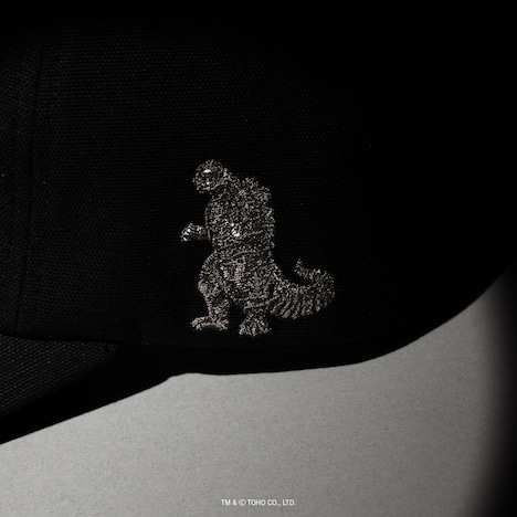 「GODZILLA | CA4LA CAP（BLACK）」（税込1万5400円）のワンポイント刺繍