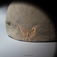 「GODZILLA | CA4LA HUNTING（BEIGE）」（税込1万6500円）のワンポイント刺繍
