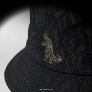「GODZILLA | CA4LA BUCKET HAT（BLACK）」（税込1万4300円）のワンポイント刺繍