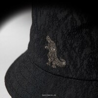「GODZILLA | CA4LA BUCKET HAT（BLACK）」（税込1万4300円）のワンポイント刺繍