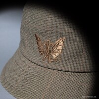 「GODZILLA | CA4LA BUCKET HAT（BEIGE）」（税込1万6500円）のワンポイント刺繍