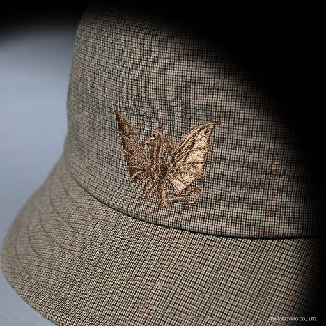「GODZILLA | CA4LA BUCKET HAT（BEIGE）」（税込1万6500円）のワンポイント刺繍