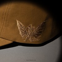 「GODZILLA | CA4LA CAP（BEIGE）」（税込1万5400円）のワンポイント刺繍