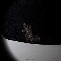 「GODZILLA | CA4LA HUNTING（BLACK）」（税込1万6500円）のワンポイント刺繍