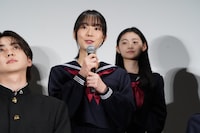 榊原有那（中央）